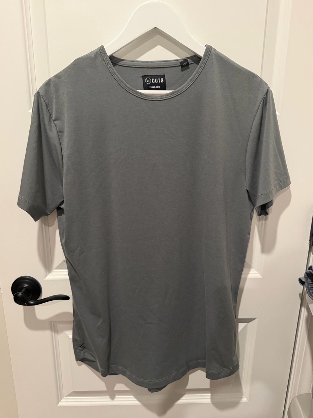 CUTS Men’s AO Curve-Hem Tee